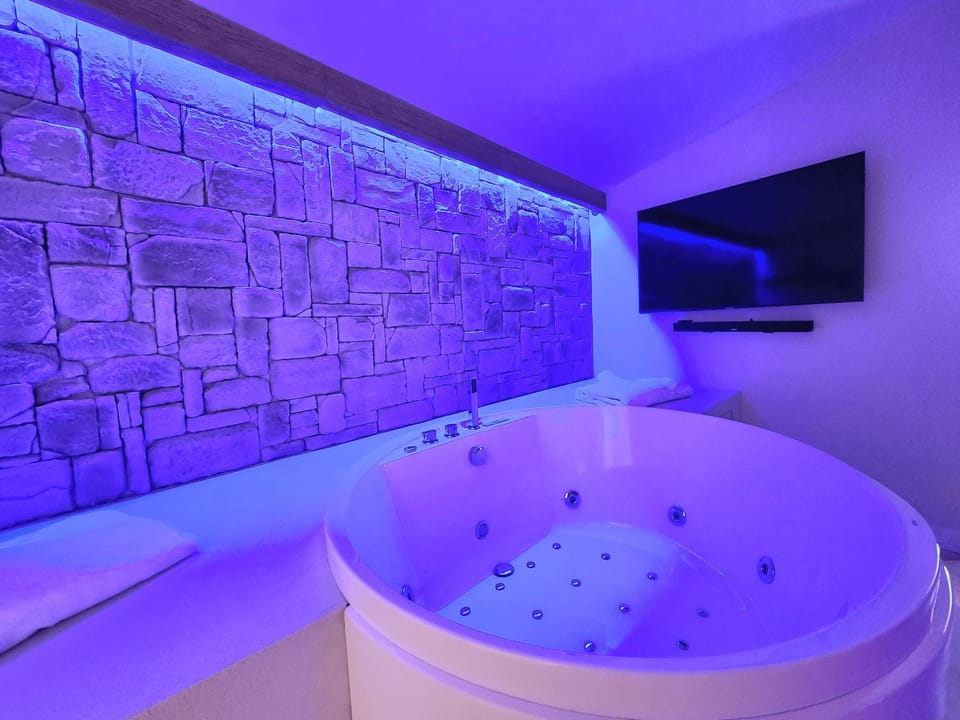 Hot Tub, TV and multimedia