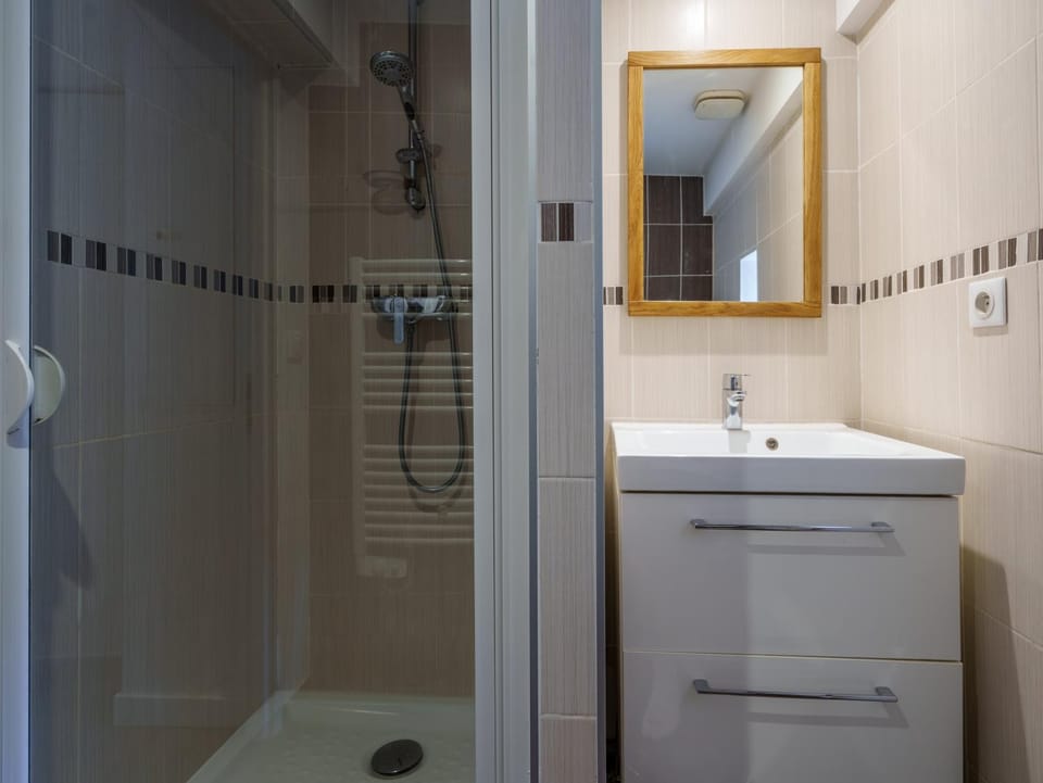 Shower, Toilet, Bathroom, heating, towels