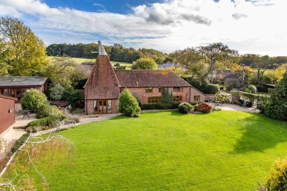 Chequers Oast - Family Home with Hot Tub and Pool Villa in Rother District