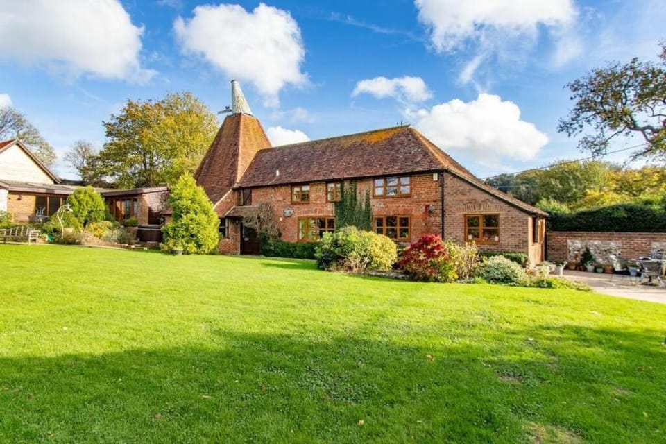 Chequers Oast - Family Home with Hot Tub and Pool Villa in Rother District