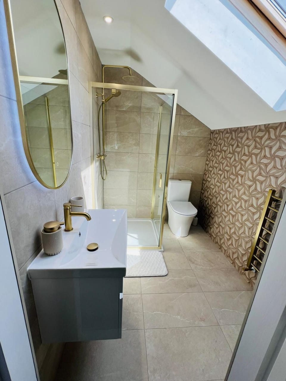 Lavender Cottage, Sleeps 12, Hot Tub, Games Room House in England