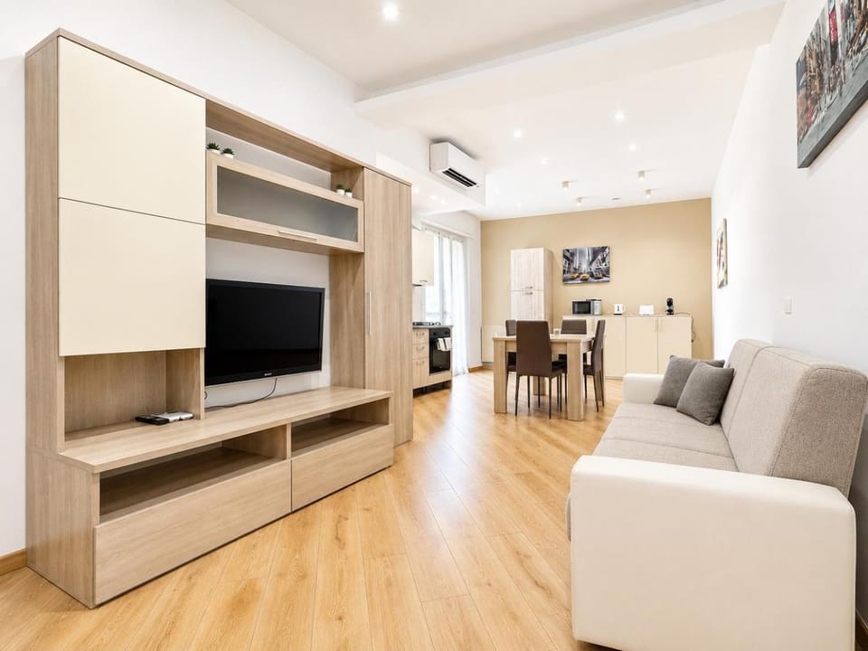 TV and multimedia, Living room, Seating area, Dining area, Evening entertainment, air conditioner