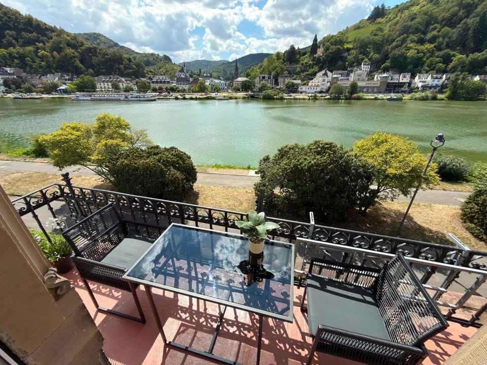 View (from property/room), Balcony/Terrace, River view
