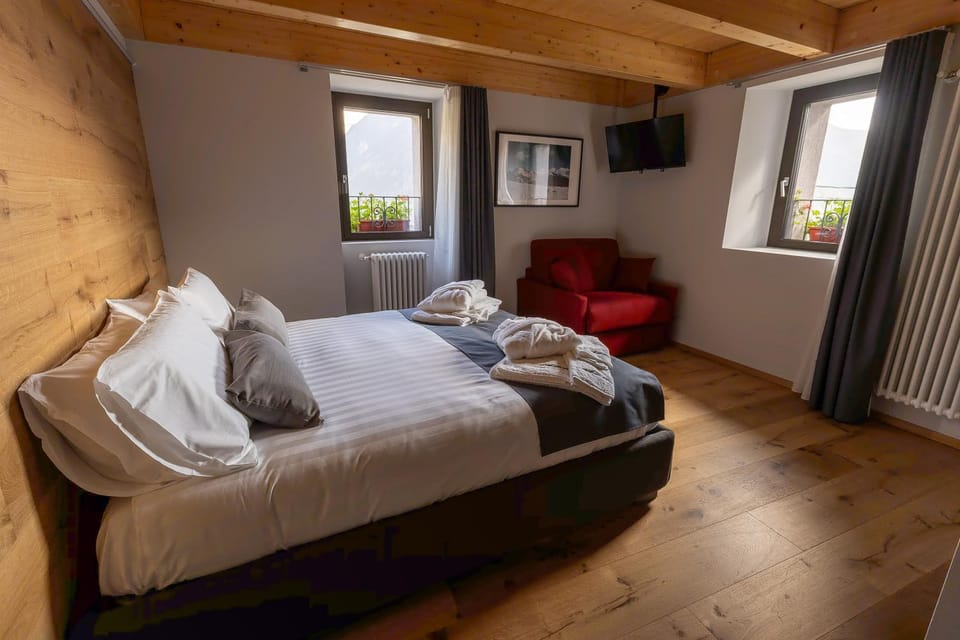 Bed, TV and multimedia, Seating area, Bedroom, towels