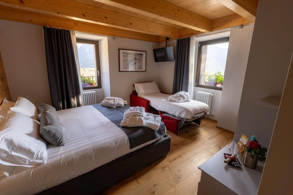 Bed, TV and multimedia, Living room, Photo of the whole room, Bedroom, towels