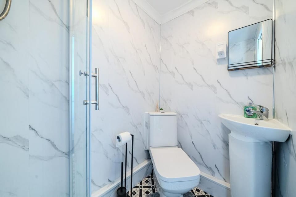 Shower, Toilet
