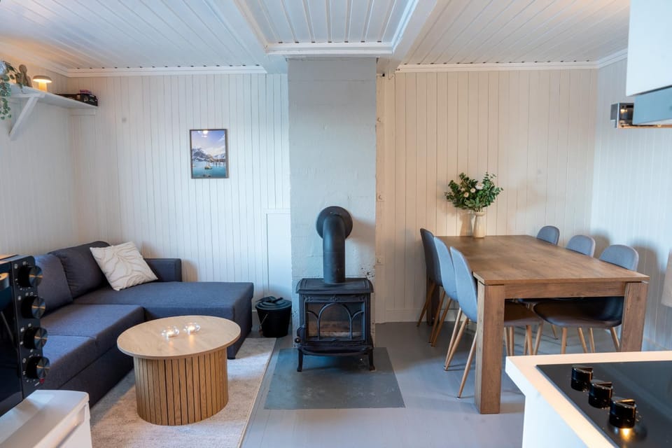 Living room, Seating area, Dining area, fireplace