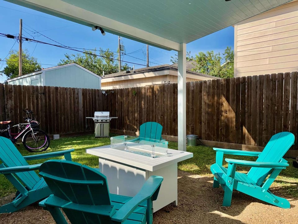 Krewe Cottage - Near Beach & The Strand House in Galveston Island