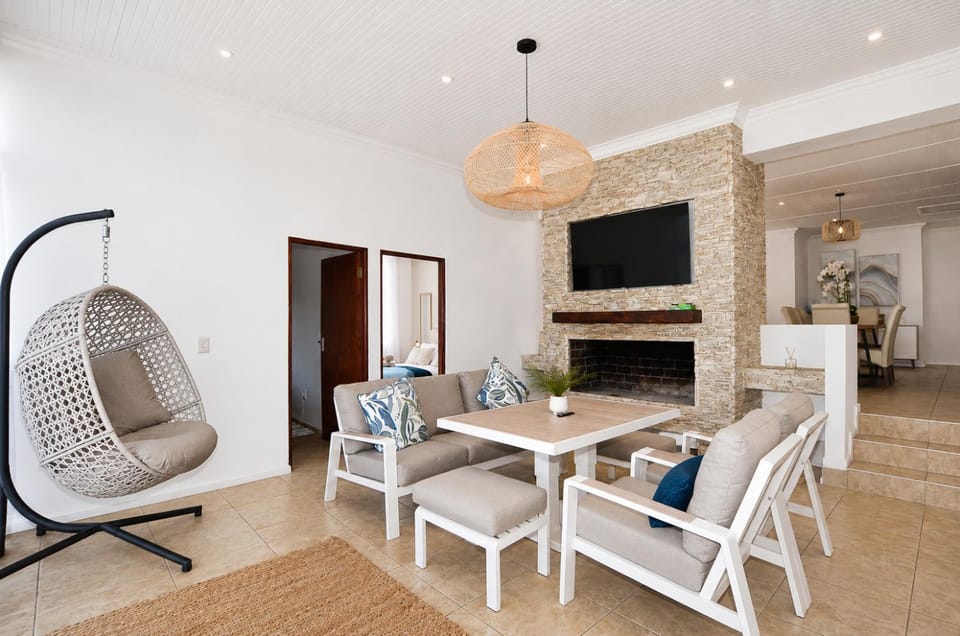 TV and multimedia, Seating area, Dining area, fireplace