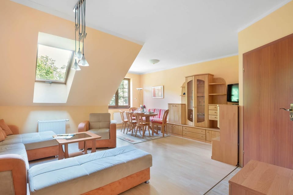 TV and multimedia, Living room, Seating area, Dining area
