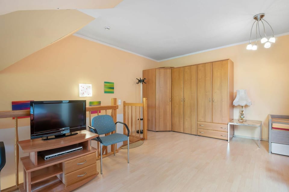 TV and multimedia, Seating area, Bedroom, wardrobe