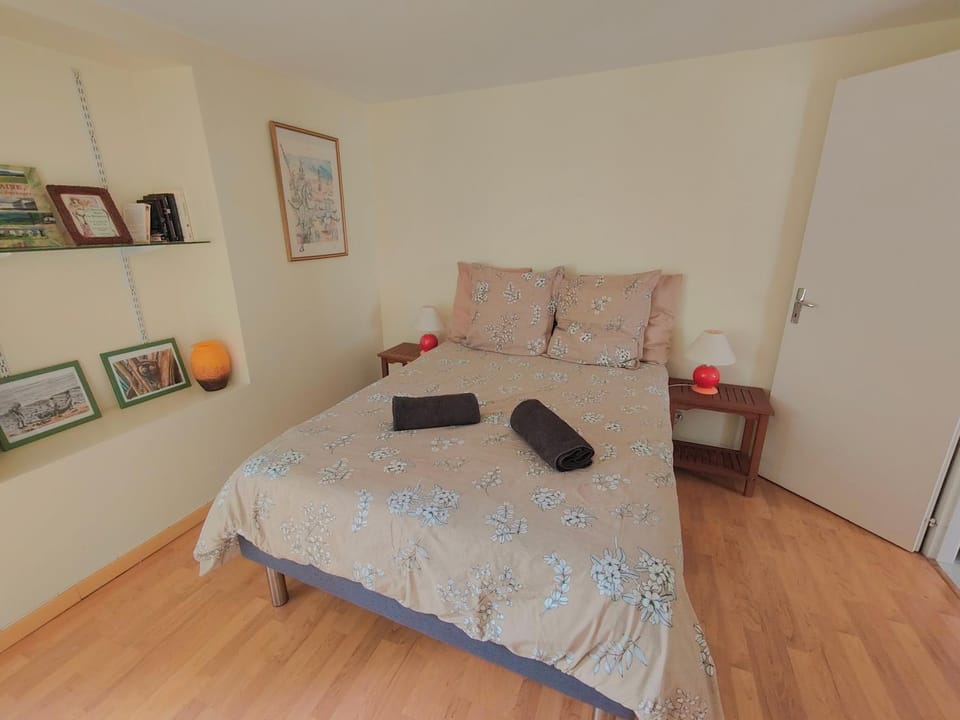 Bed, Photo of the whole room, Bedroom, towels
