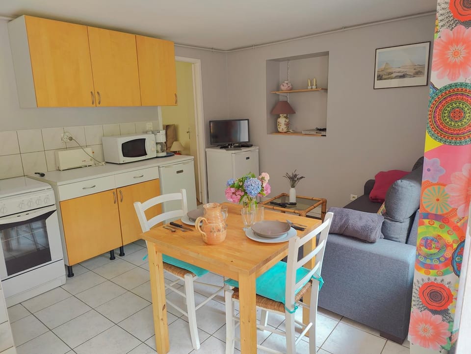 TV and multimedia, Living room, Seating area, Dining area, oven, stove, toaster