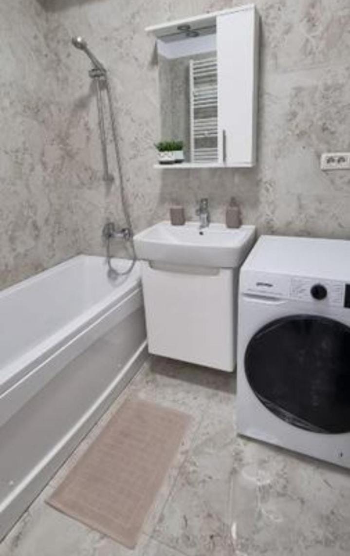 Cozy Studio Piata Romana fast WIFI Self Check In Apartment in Bucharest