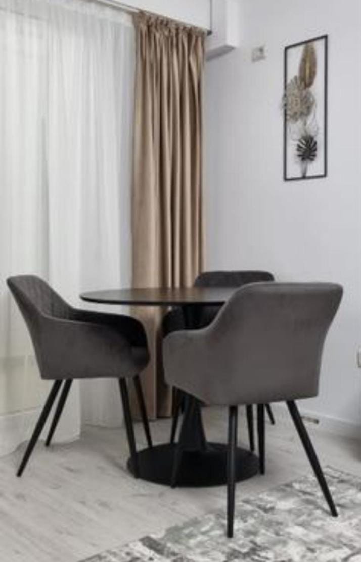 Cozy Studio Piata Romana fast WIFI Self Check In Apartment in Bucharest