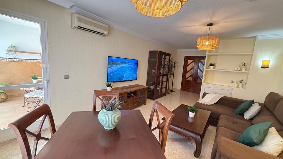Communal lounge/ TV room, TV and multimedia, Living room, Dining area, air conditioner