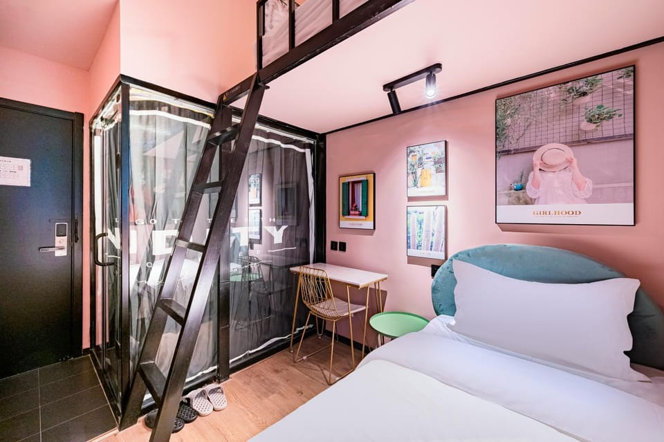 Photo of the whole room, Seating area, Bedroom