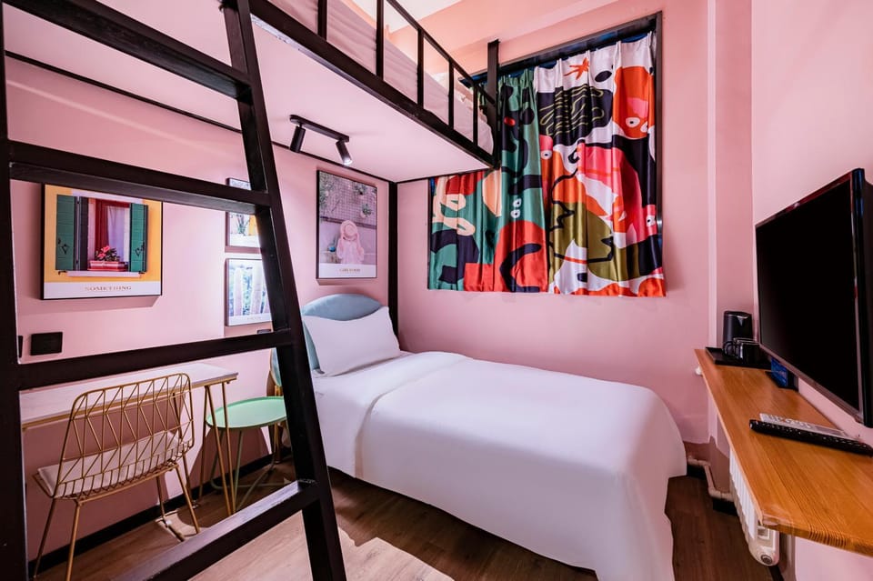 Bed, TV and multimedia, Photo of the whole room