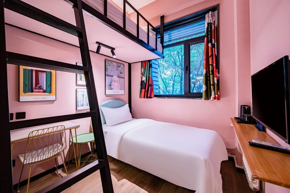 Bed, Photo of the whole room, Bedroom