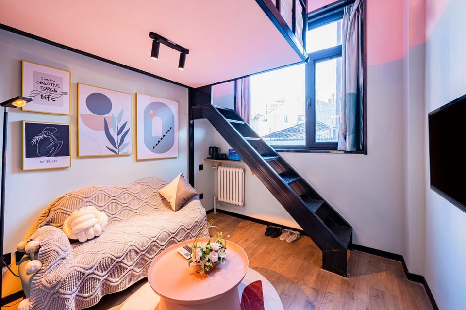Bed, Photo of the whole room, Seating area, Bedroom