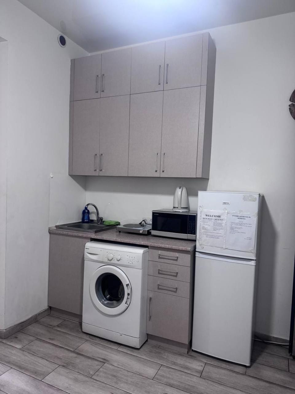 Kitchen or kitchenette, Breakfast, microwave, washing machine