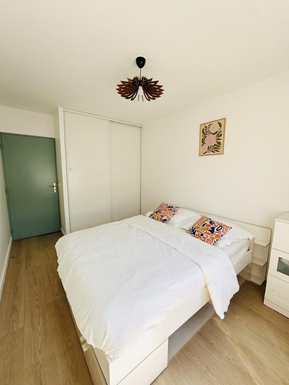 Photo of the whole room, Bedroom