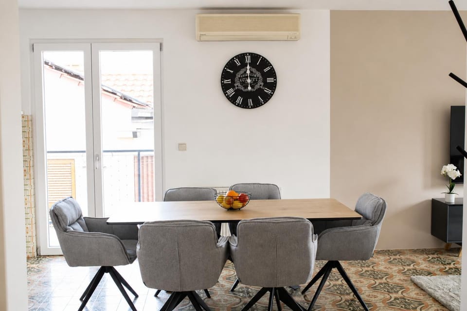 Seating area, Dining area