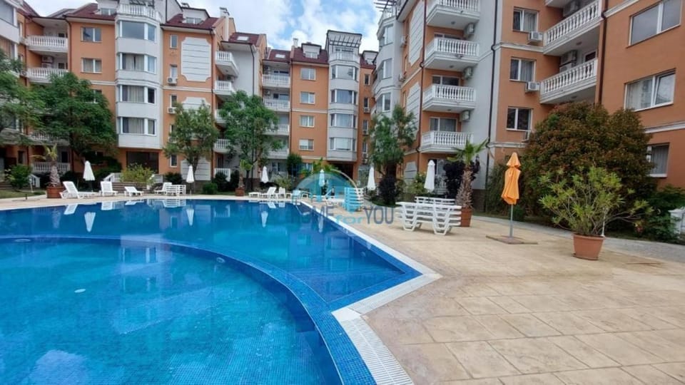 Property building, Day, Pool view, Swimming pool, sunbed