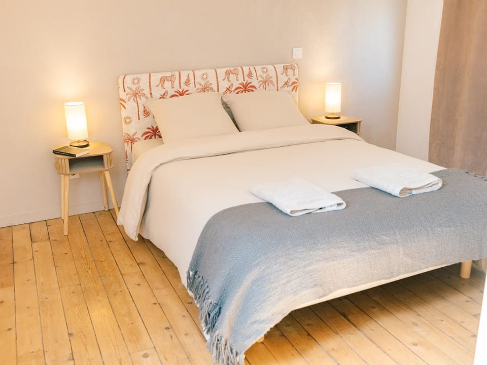 Bed, Photo of the whole room, Bedroom, towels