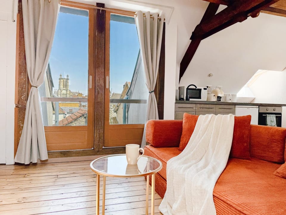 View (from property/room), Kitchen or kitchenette, Living room, Seating area, City view
