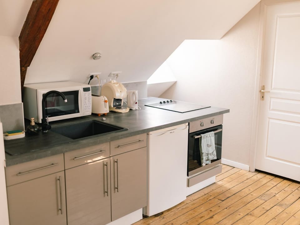 Coffee/tea facilities, Kitchen or kitchenette, oven, stove, toaster