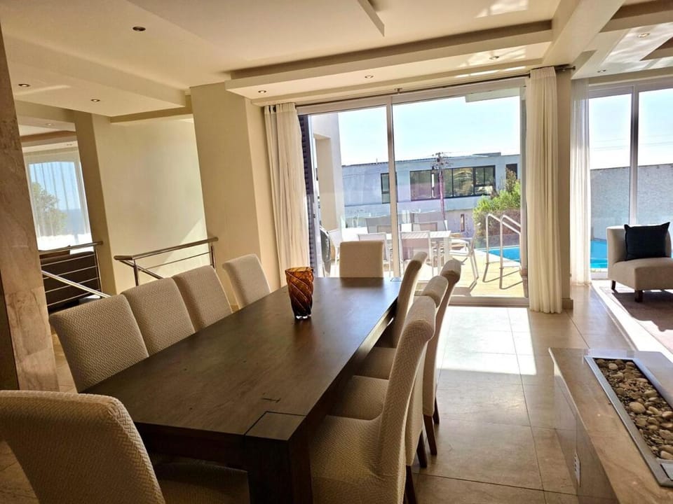 Spacious 5 Bedroom Villa Villa in Camps Bay