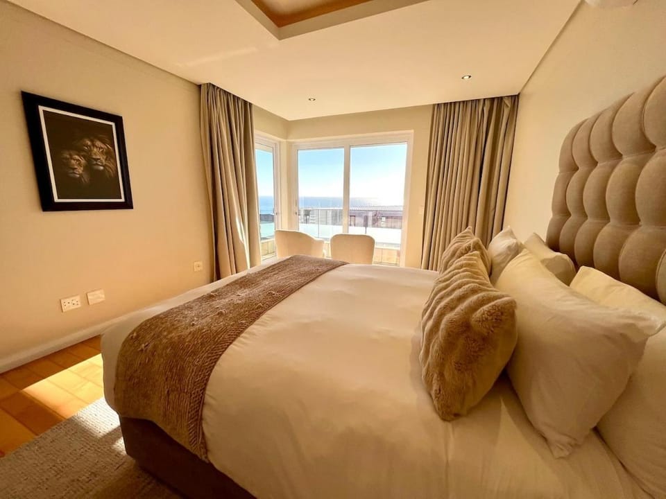 Spacious 5 Bedroom Villa Villa in Camps Bay