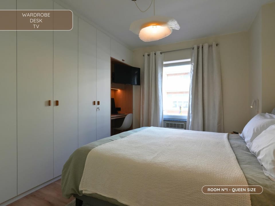 Bed, TV and multimedia, Photo of the whole room, Seating area, Bedroom, wardrobe