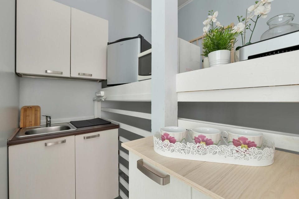 Kitchen or kitchenette, oven, pet friendly, stove