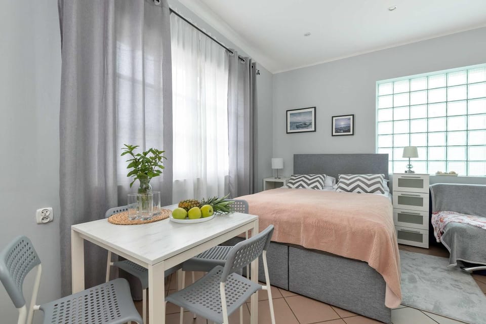 Bed, Photo of the whole room, Seating area, Dining area