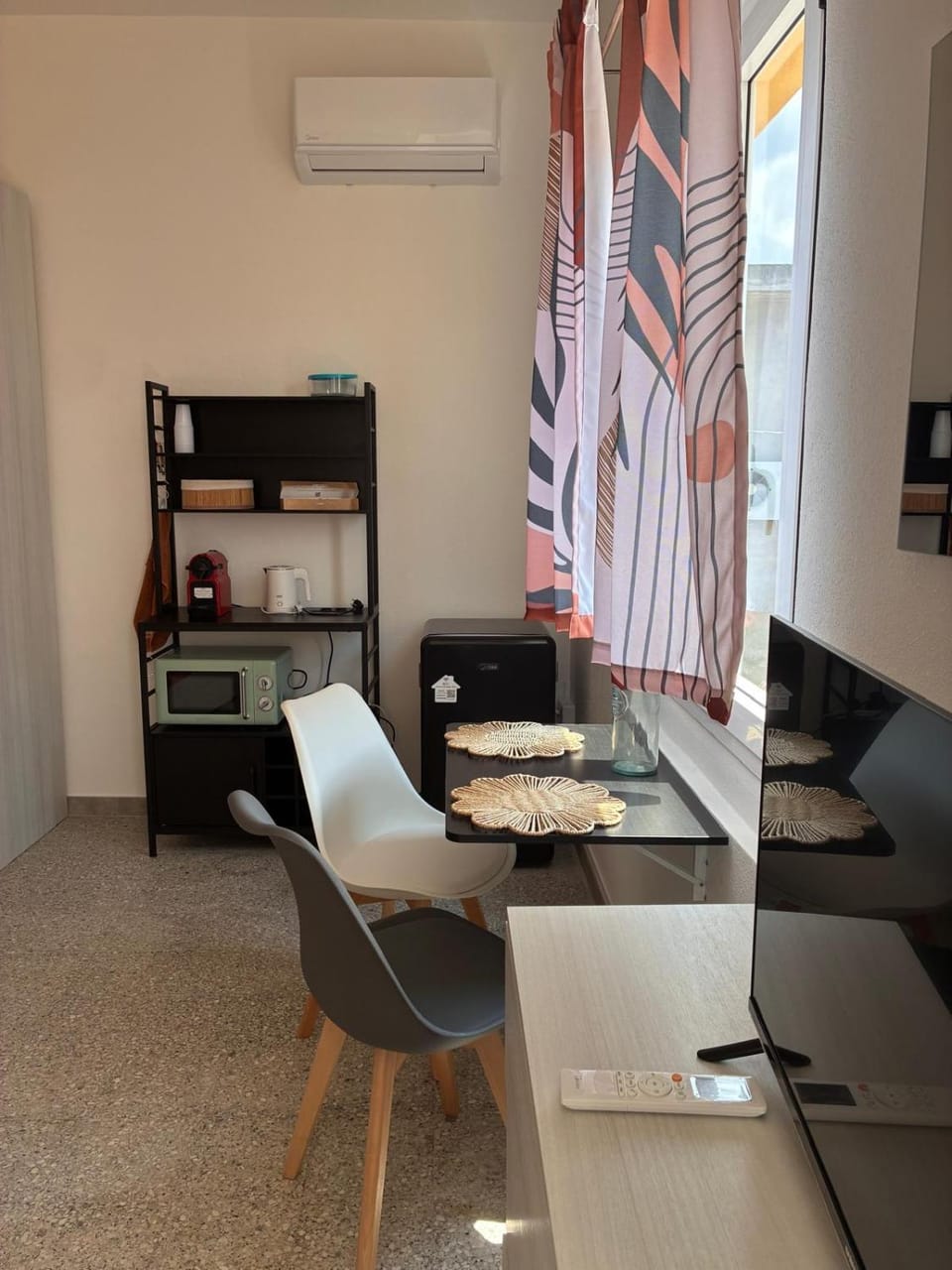 TV and multimedia, Seating area, Dining area, air conditioner