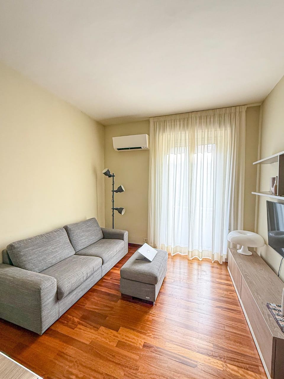 Bed, TV and multimedia, Living room, Seating area, air conditioner