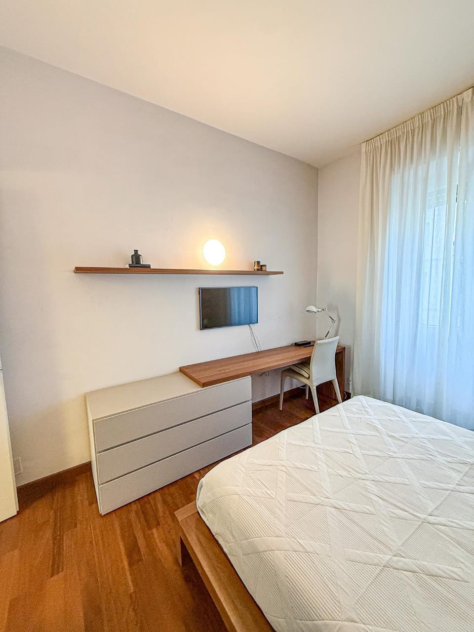 TV and multimedia, Seating area, Bedroom, wardrobe