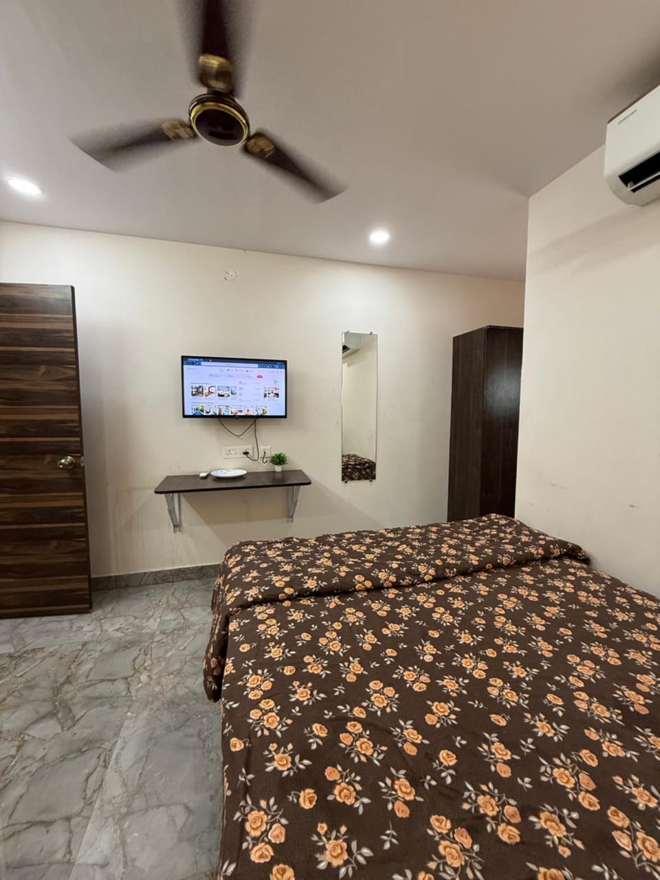 Premium Cozy Couple-Friendly Room - AC - Parking - WI-FI Apartment in Hyderabad