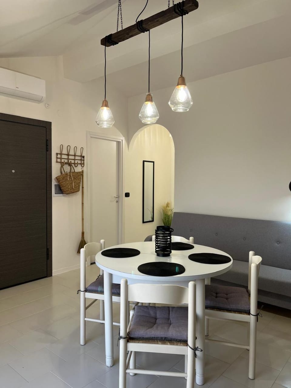 Kitchen or kitchenette, Seating area, Dining area