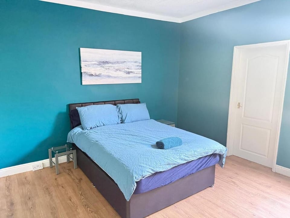 Bed, Bedroom, flat iron, towels