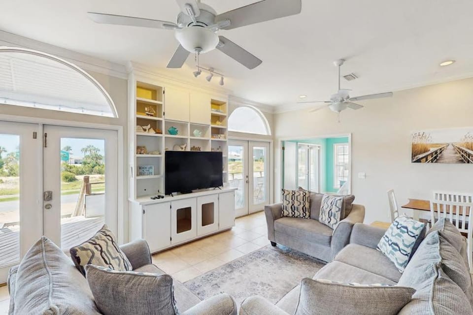 Snowbird friendly beach house with private deck AC & Fast WiFi House in Saint George Island