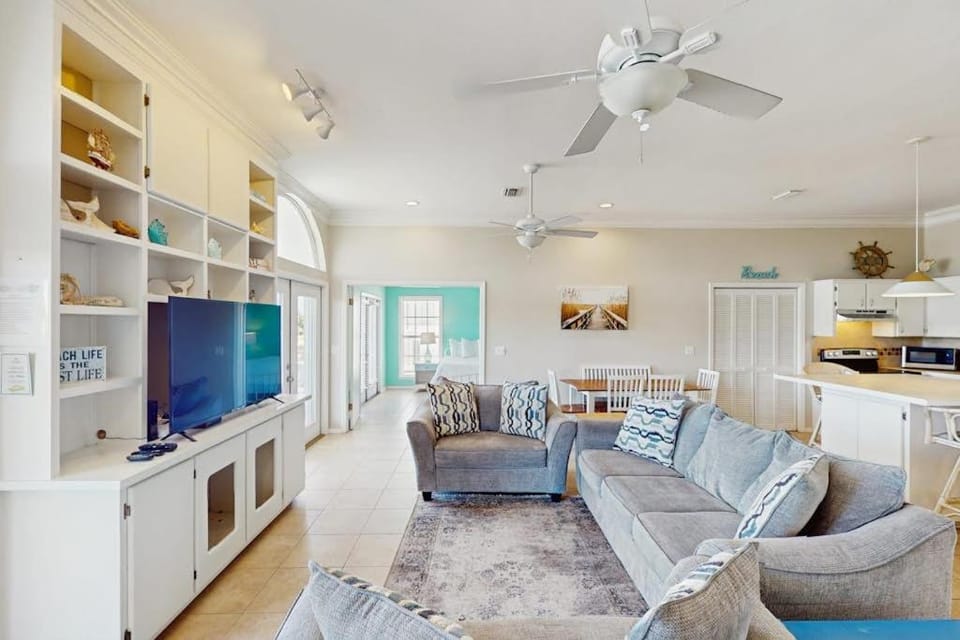 Snowbird friendly beach house with private deck AC & Fast WiFi House in Saint George Island