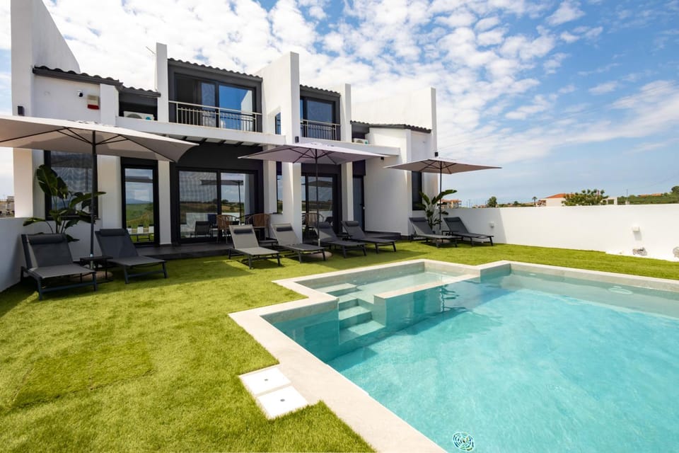 Property building, Patio, Swimming pool, Swimming pool