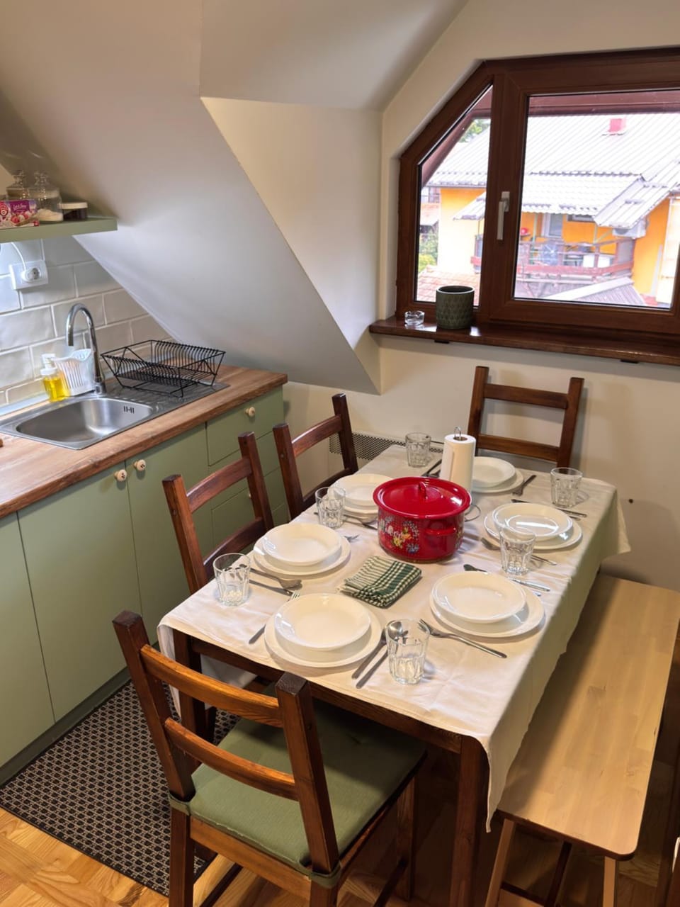 Kitchen or kitchenette, Dining area