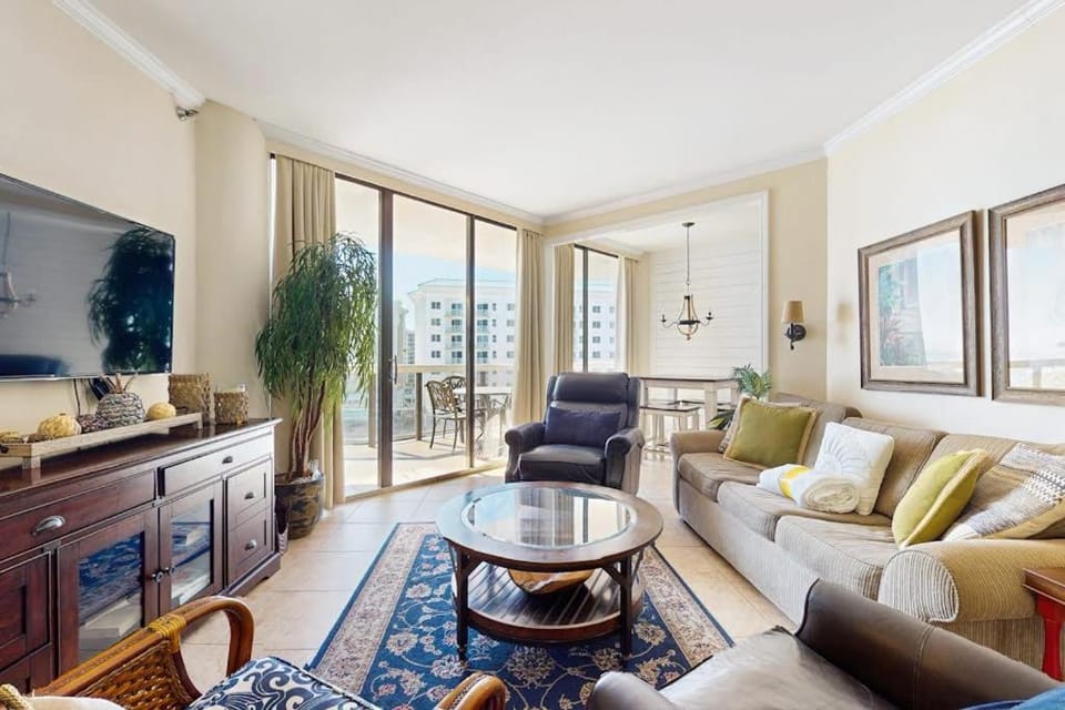 Cozy escape with Gulf views from balcony pool hot tub & WD - access to beach House in Miramar Beach