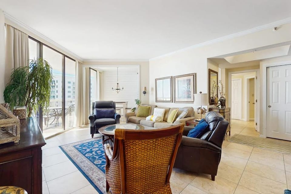 Cozy escape with Gulf views from balcony pool hot tub & WD - access to beach House in Miramar Beach
