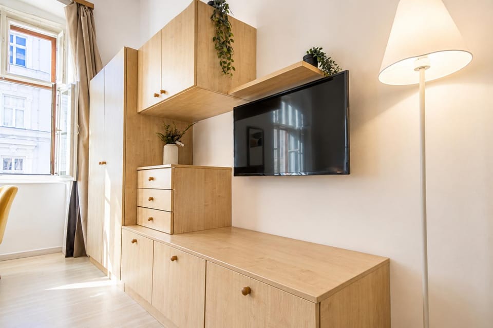 TV and multimedia, Kitchen or kitchenette, wardrobe