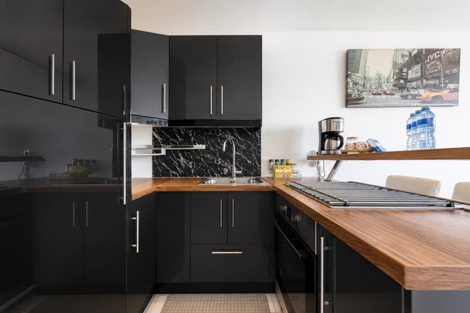 Kitchen or kitchenette, minibar, oven, stove